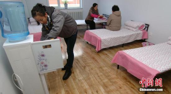 资料图:辽宁省锦州市凌河区11个街道32家社区为禁止家暴修复家庭关系,对家庭纠纷进行调解告诫“零”容忍同时,对家庭暴力说“不”,先后建起消除家暴庇护所,开展妇女心理咨询全天候进行公益性服务维护妇女权益,让遭受家暴妇女有了温馨的“避风港”。 中新社发 李铁成 摄 CNSPHOTO